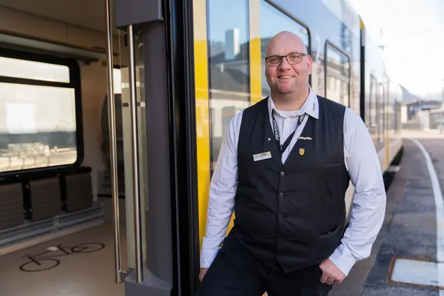 Der Zugbegleiter Ronald-Phillip Tolkiehn erhält den Preis Eisenbahner mit Herz. | Foto: Lorenz Bee/Allianz pro Schiene/dpa