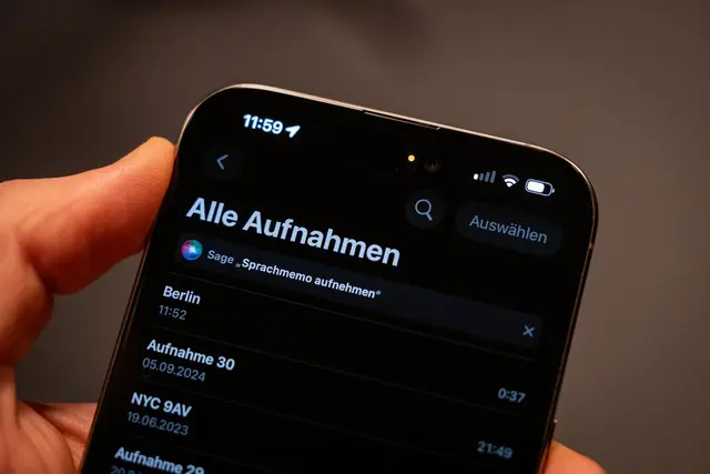 Talk to me: Die orangefarbene Statusanzeige in der Statusleiste eines iPhones zeigt, ob das Mikrofon von einer App verwendet wird. | Foto: dpa