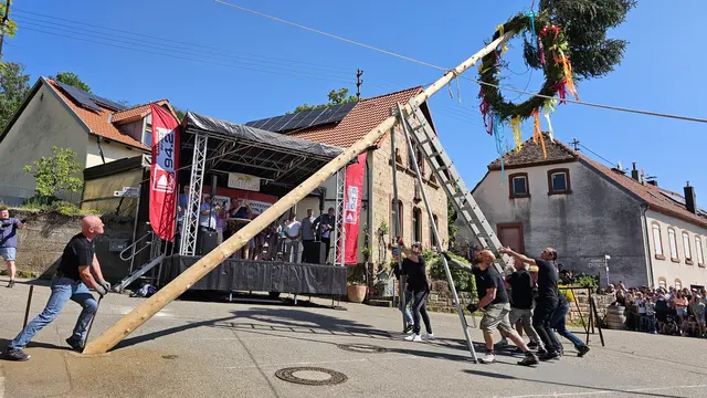 Mit Musik und Maibaumstellen beginnt das Festprogramm am Freitagvormittag. | Foto: Eva Bender