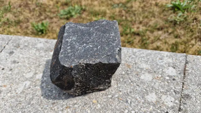 Die Polizei geht derzeit davon aus, dass Steine genutzt wurden, um die Scheiben zu zertrümmern (Symbolfoto) | Foto: Ralf Vester