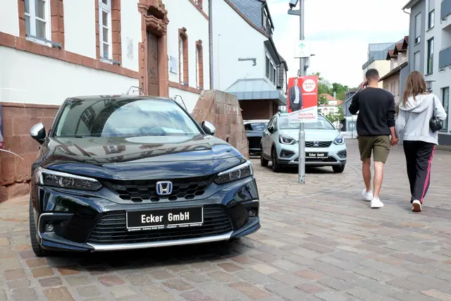 Auch im Stadtgebiet präsent: Aussteller zeigen ihre Angebote im öffentlichen Raum und machen die Sickingenmesse in Landstuhl für Besucher unmittelbar erlebbar. | Foto: Archiv/Erik Stegner