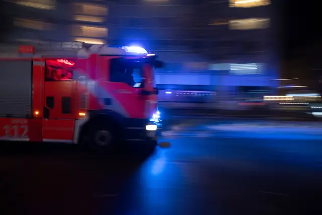 Als die Ursache des Feuers gefunden war, konnte die Feuerwehr rasch löschen. (Symbolbild) | Foto: Paul Zinken/dpa