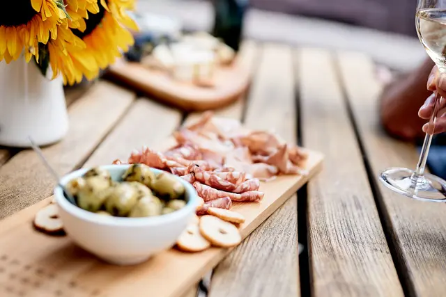 Beim "Kulinarischen Rundgang durch Karlsruhe" entdecken die Teilnehmenden die badische Vielfalt auf dem Teller und ihre Geschichten dahinter. | Foto: KTG Karlsruhe Tourismus GmbH, Foto: Bruno Kelzer