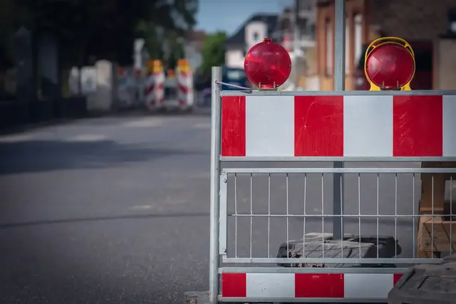 Im Baustellenbereich kann es abschnittsweise zu Vollsperrungen und Halteverboten kommen. | Foto: mpix-foto/stock.adobe.com