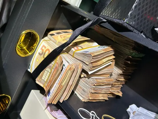 Bei einem Einsatz gegen Schwarzarbeit haben Ermittler auch größere Mengen Bargeld beschlagnahmt. | Foto: Hauptzollamt Köln/dpa