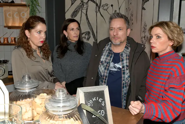 Nina (Maria Wedig), Katrin (Ulrike Frank), Michael „Michi“ (Lars Pape) und Yvonne (Gisa Zach, von links): Nach dem Mord an Zoe wächst das Misstrauen im Kiez – mehrere Figuren geraten bei Gute Zeiten, schlechte Zeiten ins Visier.
 | Foto: Foto: RTL / Rolf Baumgartner