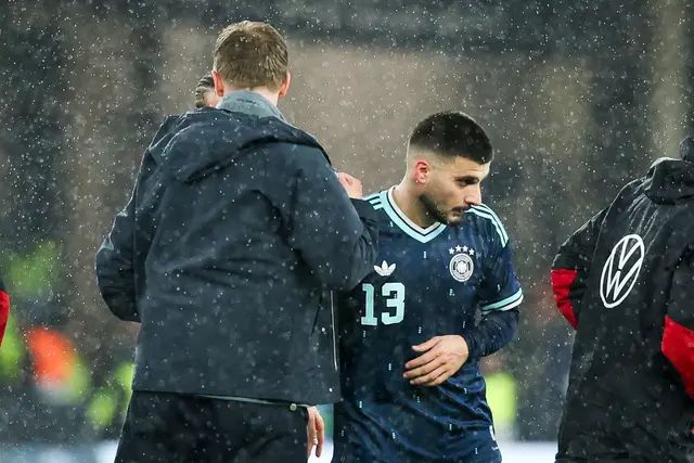 Julian Nagelsmann (l.) und Deniz Undav (r.) auf dem Rasen nach dem WM-Test gegen Ghana. (Archivbild) | Foto: Christian Charisius/dpa