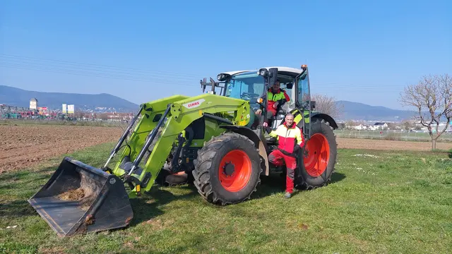 Wer in den Weinbergen früh unterwegs ist, sollte mit großen Arbeitsmaschinen der Feldhut rechnen und Abstand halten. | Foto: Stadt Neustadt