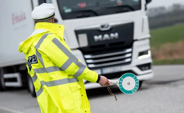 Insgesamt müssen nach dem Schwerpunkttag fast 150 Autofahrer mit Fahrverboten rechnen.(Archiv) | Foto: Daniel Bockwoldt/dpa