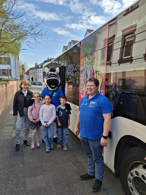 Für einen sicheren Schulweg: An der Grundschule Erfenbach hat die Kinderunfallkommission ihre neue Plakataktion vorgestellt. Auf dem Foto sind Vorsitzende Bettina Göbelsmann, Maskottchen Sam, die Schüler, die auf dem Plakat abgebildet sind, und Geschäftsführer Erik Hippchen zu sehen  | Foto: Gabriele Fliege/gratis