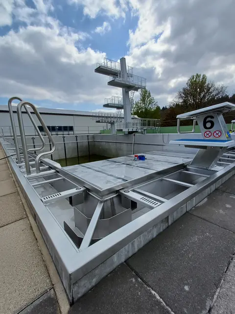 Das neue Edelstahl-Springerbecken im Warmfreibad wurde Mitte April gereinigt | Foto: Stadt KL/gratis