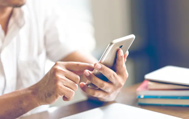 Seniorinnen und Senioren erhalten im Stadtteilbüro Grübentälchen praktische Hilfe bei digitalen Fragen  | Foto: minicase/stock.adobe.com