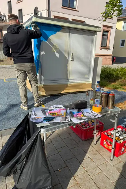 Schritt für Schritt zum fertigen Motiv: Daniel Ferino arbeitet an den letzten Flächen der Trafostation am Adolph-Kolping-Platz und bringt weitere Farbdetails auf. | Foto: Stadt Landstuhl