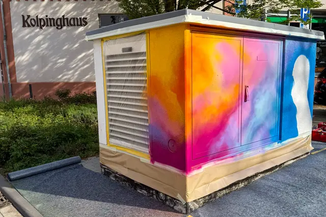 Kräftige Farben statt grauer Fassade: Die Trafostation am Kolpinghaus wird aktuell von Daniel Ferino Schritt für Schritt in ein modernes Kunstwerk verwandelt. | Foto: Stadt Landstuhl
