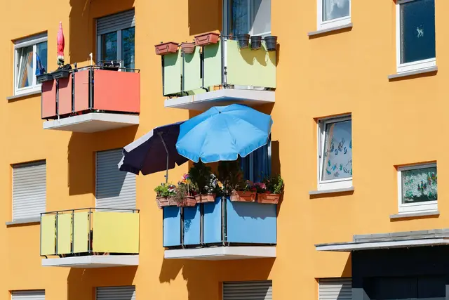 Bunt und blühend: Mieter können den Balkon ihrer Wohnung nach ihren Wünschen gestalten - doch es kann Grenzen geben. (zu dpa: «Balkon und Terrasse: Was Mieter dürfen – und was heikel ist») | Foto: dpa