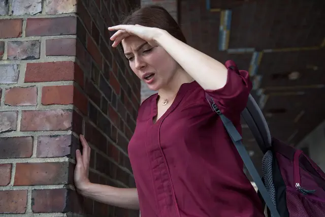 Die Schwindelattacken einer vestibulären Migräne können nach ein paar Sekunden wieder vorbei sein, in Extremfällen aber auch mehrere Tage lang anhalten.  (zu dpa: «Oft Schwindelattacken: Vielleicht eine vestibuläre Migräne?») | Foto: dpa