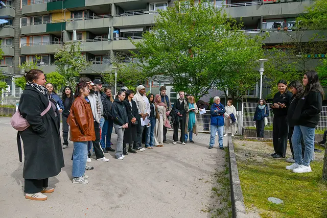 Zahlreiche Teilnehmerinnen und Teilnehmer hörten während des Jane’s Walks den jungen Frauen zu, als sie ihre Gedanken zu Orten im Stadtteil Emmertsgrund teilten, unter ihnen Bürgermeisterin Stefanie Jansen (Mitte).  | Foto: Stadt Heidelberg/Peter Dorn