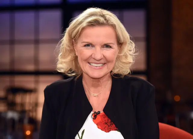 Hera Lind, Autorin, lächelt nach der Aufzeichnung der WDR Talkshow «Kölner Treff». (Zu dpa: «Hera Lind über ihr Kindheit: «Wurde immer zurückgepfiffen»») (zu dpa: «Hera Lind würde sich immer wieder für Kinder entscheiden») | Foto: dpa