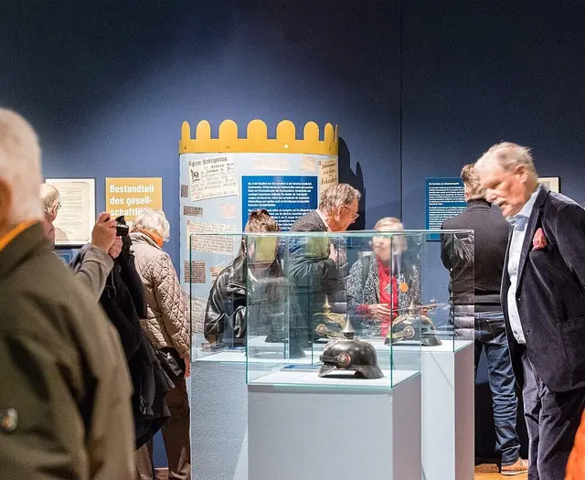 Blick in die Sonderausstellung im Pfinzgaumuseum mit Besuchenden | Foto: Pfinzgaumuseum Durlach