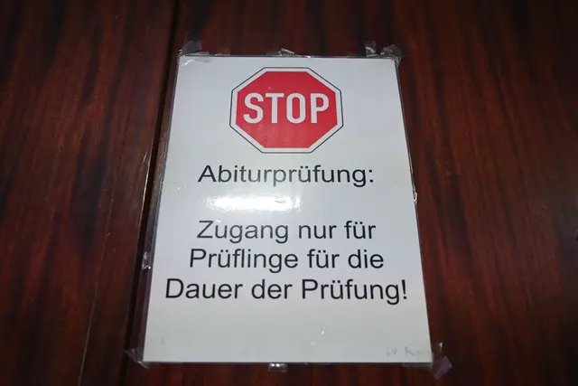 Die Abiturprüfungen beginnen dieses Jahr mit dem Fach Latein.  | Foto: Katharina Kausche/dpa