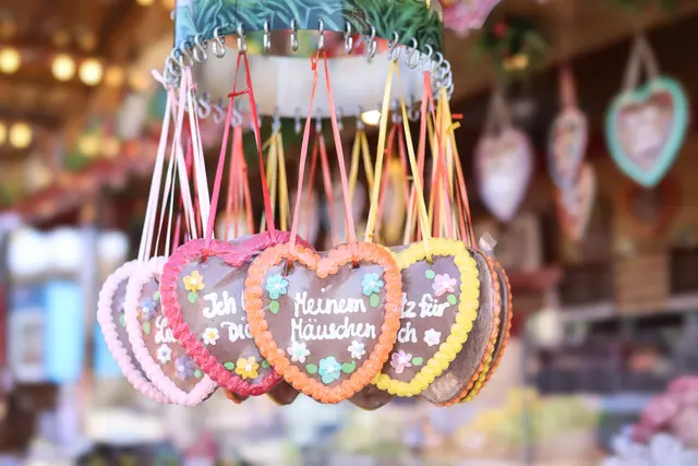Süßwaren und klassische Jahrmarkt‑Leckereien gehören nicht nur bei der Frühlingsmesse in Speyer zum festen Bild | Foto: Cornelia Bauer