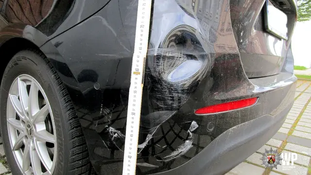 Nach einem Spiegel-Zusammenstoß spuckte ein Autofahrer dem Geschädigten ins Auto und flüchtete. Die Polizei ermittelt zudem zu zwei weiteren Unfallfluchten und bittet um Hinweise. | Foto: Polizeidirektion Kaiserslautern