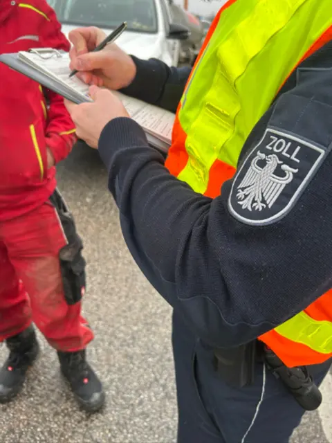 Der Zoll hat bei einer Kontrolle auf einer Baustelle in Pirmasens 14 illegal beschäftigte Bauarbeiter ohne Aufenthaltsgenehmigung angetroffen. Gegen Arbeitnehmer und Arbeitgeber laufen nun Strafverfahren. | Foto: Hauptzollamt Saarbrücken