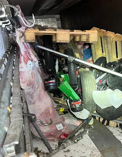 Autobahn-Unfall; Transport von Kalbfleisch zusammen mit diversen Gegenständen, die nicht für den Transport zusammen mit Lebensmittel geeignet sind. | Foto: Landratsamt Rhein-Neckar-Kreis