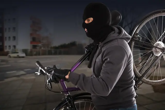 Unbekannte stahlen in der Nacht ein Fahrrad aus dem Treppenhaus eines Mehrfamilienhauses. Die Polizei rät zu besserer Sicherung und bittet um Hinweise. | Foto: Andrey Popov/stock.adobe.com