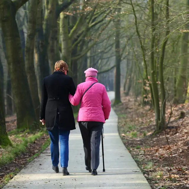 Bei der Sprechstunde im Stadtteilbüro Grübentälchen geht es um Fragen rund ums Älterwerden. Ein Mitglied des Seniorenbeirats bietet auch Begleitung beispielsweise bei einem kleinen Spaziergang an (Symbolfoto) | Foto: bestjeroen/stock.adobe.com