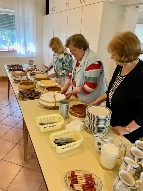 Elisabeth Duttenhöfer ( Ehrenmitglied des Pfälzerwaldvereins ) mit ihren Helferinnen bei der Vorberetung des Kuchenbuffets. | Foto: Bild: Reimund Gebhard