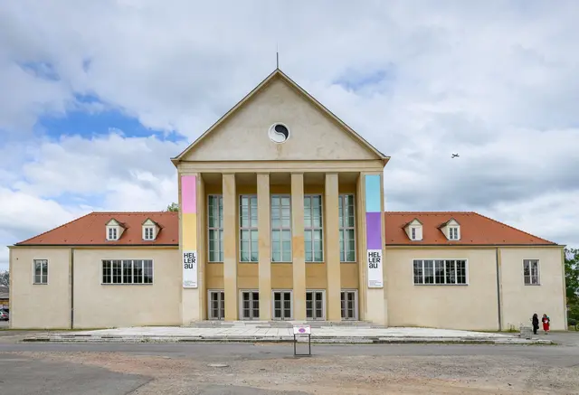 Auszeichnung für das Europäische Zentrum der Künste im Festspielhaus Hellerau in Dresden: Das Haus hat am Freitagabend den mit 200.000 Euro dotierten Theaterpreis des Bundes erhalten. (Archivbild) | Foto: Robert Michael/dpa