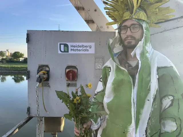 Der als Löwenzahn verkleidete Aktivist kettete sich an den Hauptschalter, um auf die Umweltzerstörung der Betonproduktion hinzuweisen. | Foto: End Cement