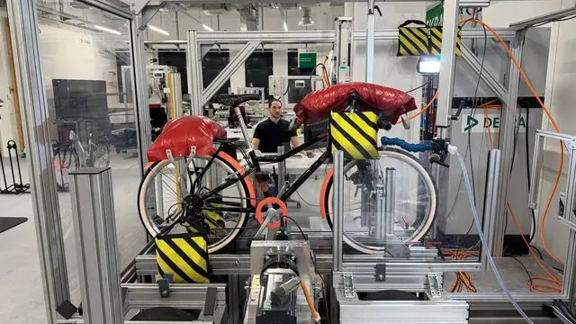 Härtetest: Auf dem Bremsenprüfstand mussten die Räder zeigen, dass die Bremsen bei Trockenheit und Nässe gut funktionieren. (zu dpa: «ADAC-Test: Viele Gute Kinder- und Jugendfahrräder – aber…») | Foto: dpa