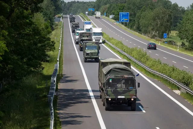 Kolonnen der Bundeswehr gelten gesamt als ein Verkehrsteilnehmer | Foto: Bundeswehr / Max Schulz