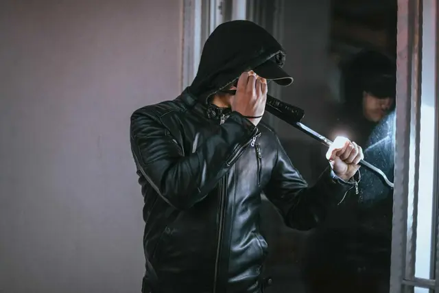 Unbekannte brachen am frühen Freitagmorgen in ein Schmuckgeschäft ein. Die Polizei sucht Zeugen, die Hinweise zu den flüchtigen Tätern geben können. (Symbolfoto) | Foto: Quinca.com/stock-Adobe