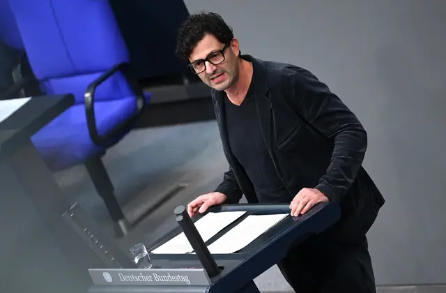 Der Linken-Politiker Luigi Pantisano lobt die Nahost-Debatte in seiner Partei. (Archivbild) | Foto: Elisa Schu/dpa