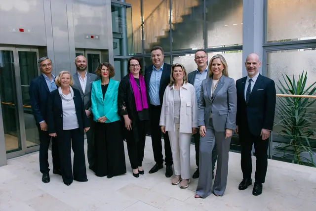 Das Präsidium (v.r.) Dr. Arne Rudolph, Daniela Bechtold, Matthias Kreibich, Sabine Peter, IHK-Präsident Frank Roth, 1. Vizepräsidentin Victoria Denner-Rauh, Cordula Schulz, Bernd Fleischer, Ariane Durian, Dirk Seitz  | Foto: IHK Karlsruhe