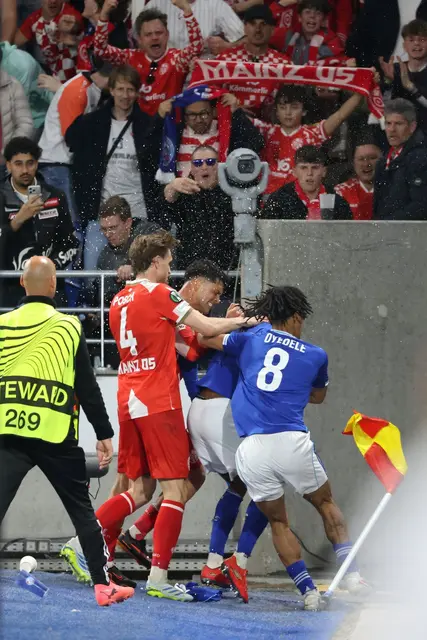 Gerangel von Spielern beider Teams nach der Partie. | Foto: Philipp von Ditfurth/dpa