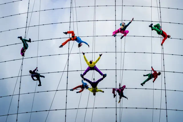 Kultursommer Kaiserslautern 2026: Zweimal dient die Fassade des Rathauses als vertikale Bühne für Artistik des Bencha Theaters (NL) | Foto: Ben Houdijk/gratis