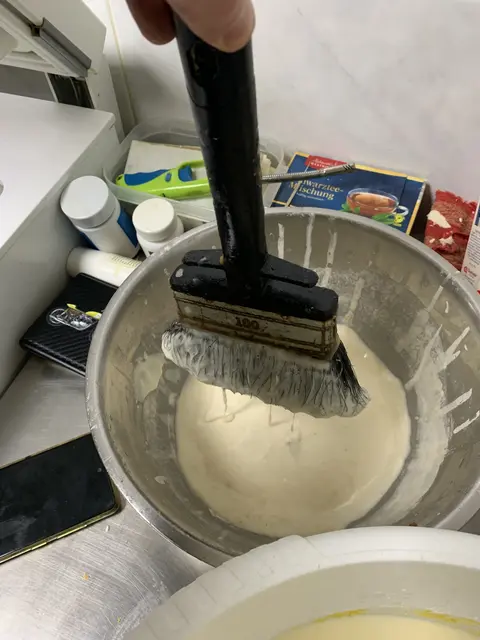 Pinsel aus dem Baumarkt zum Bestreichen von Fleisch mit Tempurateigmasse. | Foto: Landratsamt Rhein-Neckar-Kreis