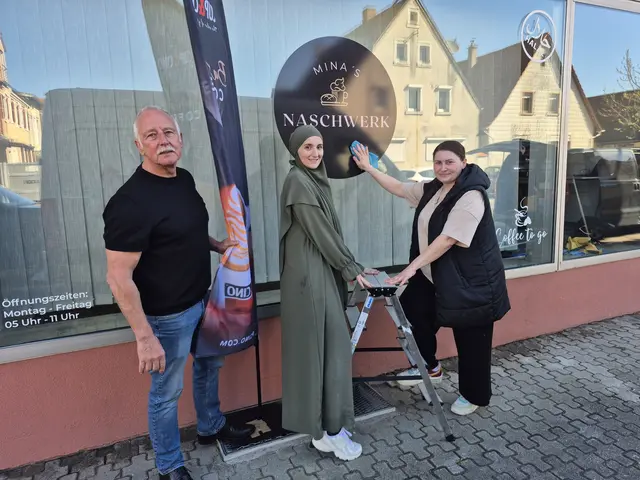 OV Peter Kremer, Shyrete Sahiti, Chefin des Philippsburger Reinigungsdienstes, und Geschäftsführerin Ümran Demirkol bei den letzten Vorbereitungen | Foto: W. Schmidhuber