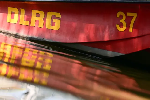 Einer großen Zahl von Rettungskräften von Feuerwehr, DLRG und Wasserrettung gelang es, das Mädchen Lage zu retten. (Symbolbild) | Foto: Sebastian Gollnow/dpa