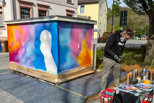 Graffiti-Künstler Daniel Ferino gestaltet die Trafostation am Adolph-Kolping-Platz: Mit Spraydosen und Schablonen entsteht Schritt für Schritt ein farbenfrohes Kunstwerk. | Foto: Stadt Landstuhl