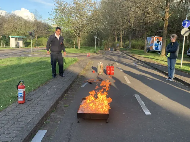 Der Feuerwehrmann, welcher normal ein Feuer löscht, beim Entzünden einer Übungsfläche | Foto: Peter Krietemeyer
