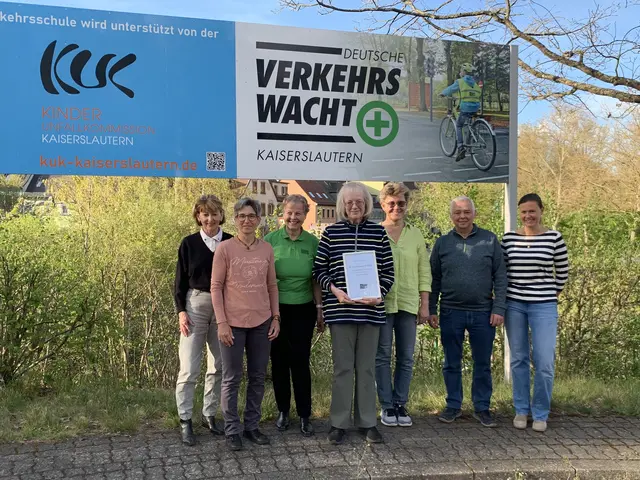 Neues Ehrenmitglied der Verkehrswacht Kaiserslautern Stadt und Land e.V.,
Dr. Eva Niebergall-Walter (Vierte v.l.). Mit dabei v.l.n.r. Dr. Bettina Göbelsmann (2. Vorsitzende), Andrea Flaig (Geschäftsführererin), Gabi Fliege (Vorsitzende), Dr. Eva Niebergall-Walter (Ehrenmitglied), Beate Martin (Schatzmeisterin) Carsten Becker (Vorsitzender Beirat) und Julia Coressel (Beisitzerin) | Foto: Peter Krietemeyer
