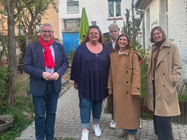 Bürgermeister Thorsten Riehle besucht beim Stadtteiltag Betriebe und soziale Einrichtungen in Mannheim Neckarau. Der Austausch mit Wirtschaft, Vereinen und der Gemeindediakonie steht im Fokus. | Foto: Stadt Mannheim, Foto: Angelique Freymann 