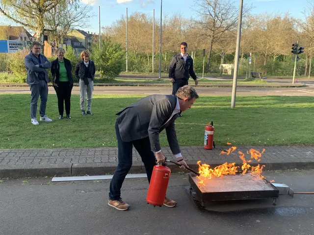 Verkehrswachts-Mitglied Marc Glöckner bei der Löschübung | Foto: Peter Krietemeyer