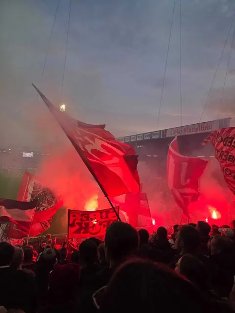 An der Unterstützung der FCK-Fans hat's gewiss nicht gelegen. Wieder einmal mussten sie enttäuscht eine weite Heimreise antreten. | Foto: Wir sind Betze/gratis