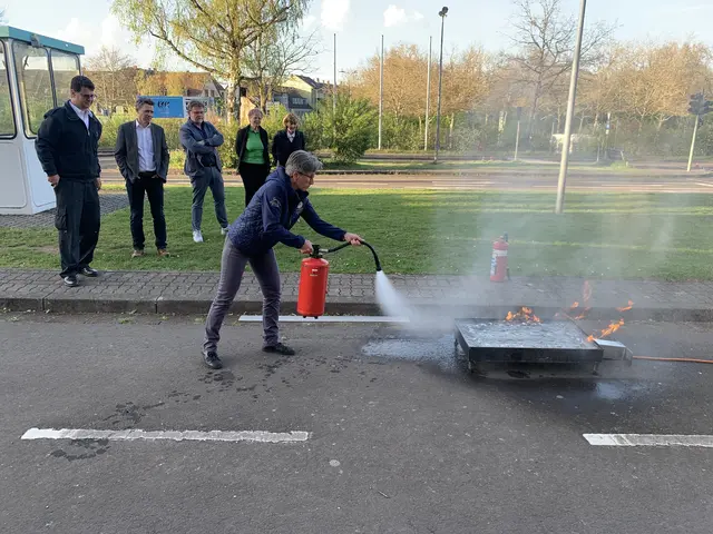 Auch die Geschäftsführerin der Verkehrswacht, Andrea Flaig, weiß den Feuerlöscher zu handhaben | Foto: Peter Krietemeyer